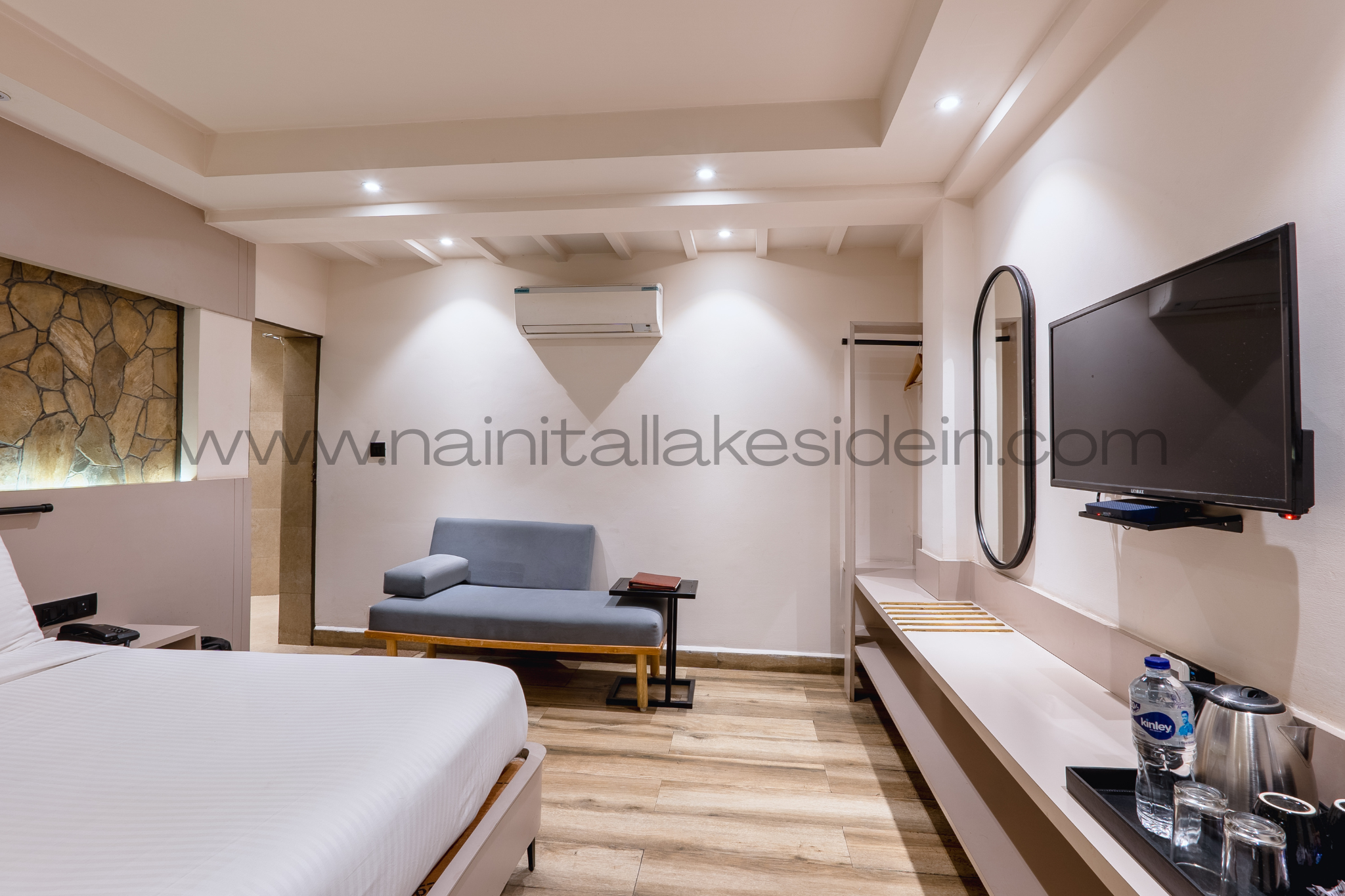 Elegant Room Decor at LakeSide Inn